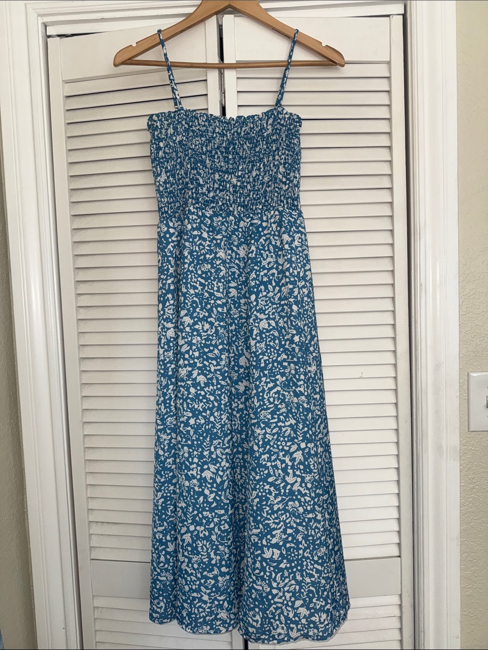 RESA 💙🤍💙 Blue & White Floral Ashley Midi Smocked Dress - XS - Picture 2 of 6